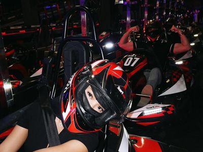 Verrell Bramasta Pamer Otot Saat Main Gokart Sama Fuji