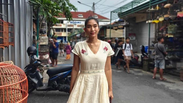 Kabar Terkini Artis dari InsertLive : Lulus S1 Filsafat Hindu di Usia 45 Tahun, Happy Salma: Sekarang Saya Gelut Jadi...