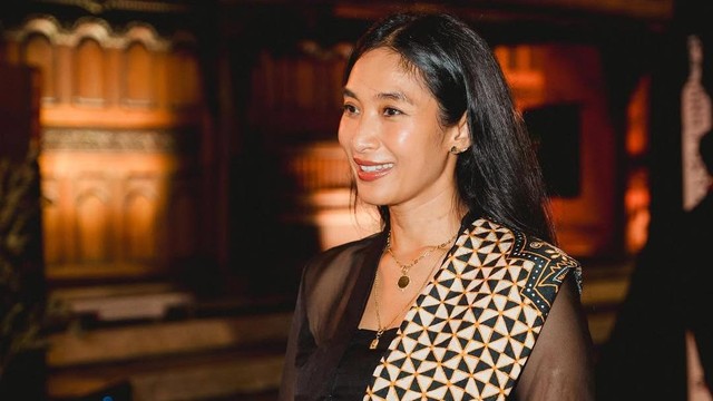 Update Informasi Selebriti InsertLive : Baru Lulus S1 Filsafat Hindu, Ini Alasan Happy Salma Putuskan Kuliah di Usia 45 Tahun