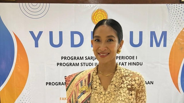 Berita Viral Selebriti dari InsertLive : Happy Salma Rayakan Kelulusan S1 Filsafat Hindu