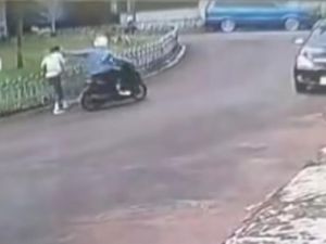 Detik-detik Ibu Desainer Didiet Maulana Dijambret hingga Jatuh Tersungkur Detik-detik Ibu Desainer Didiet Maulana Dijambret hingga Jatuh Tersungkur