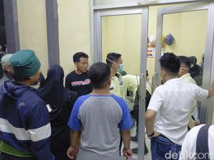 Keluarga Korban Ledakan Amunisi Padati Kamar Jenazah RSUD Pameungpeuk Keluarga Korban Ledakan Amunisi Padati Kamar Jenazah RSUD Pameungpeuk
