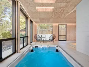 Inspirasi Kolam Renang Indoor, Nggak Bikin Pengap dan Cocok buat Rumah Kecil Inspirasi Kolam Renang Indoor, Nggak Bikin Pengap dan Cocok buat Rumah Kecil