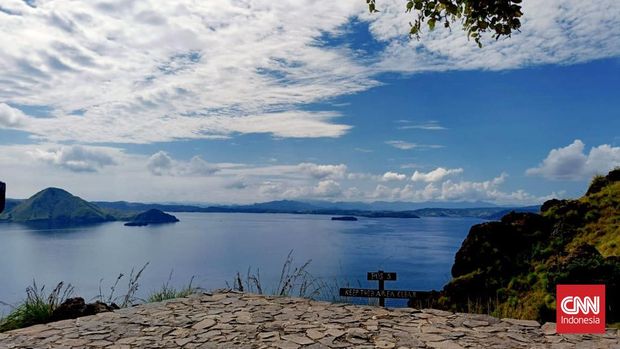 Pulau Padar di Manggarai Barat, NTT memiliki area perbukitaN sekitar 400 meter di atas permukaan laut. Pengunjung bisa menikmati pemandangan dari puncak bukit setelah naik ratusan anak tangga.