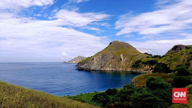 Pemandangan dari atas bukit di Pulau Padar, Labuan Bajo, NTT.