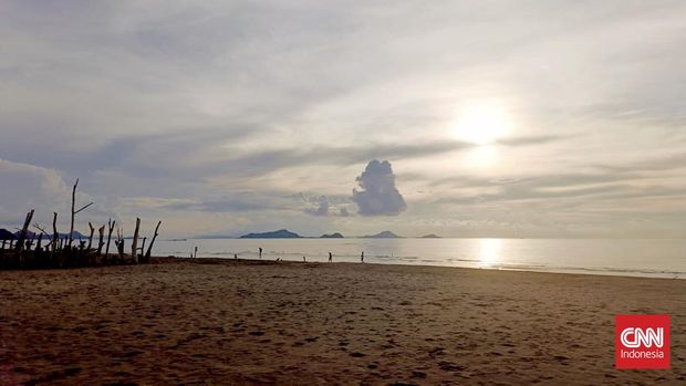 Suasana di Pantai Gorontalo, Labuan Bajo, NTT.  Pantai ini adalah tempat wisata umum dan diwajibkan pengunjung tak membuang sampah di sana.