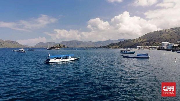 Aktivitas kapal di Desa Komodo, NTT. Penduduk desa ini sebagian nelayan dan sebagian lainnya menjual suvenir untuk pengunjung.