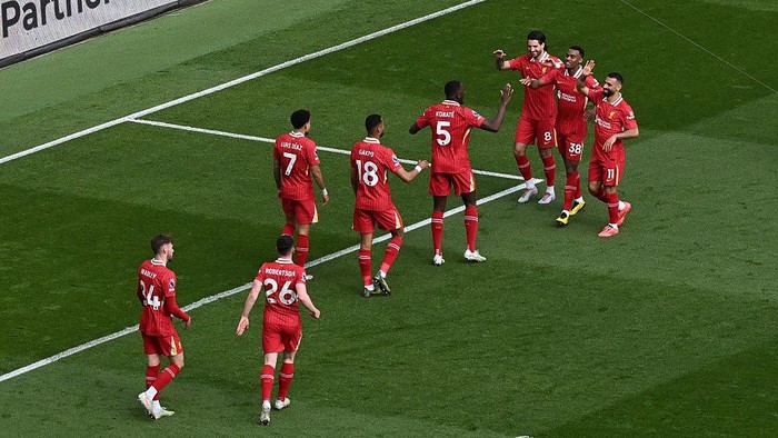 Liverpool LIVERPOOL, ENGLAND - MAY 11: (SUN OUT, SUN ON SUNDAY OUT) Luis Diaz of Liverpool celebrates scoring his teams second goal with teammates during the Premier League match between Liverpool FC and Arsenal FC at Anfield on May 11, 2025 in Liverpool, England. (Photo by Liverpool FC/Liverpool FC via Getty Images)