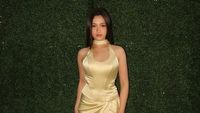 Megan Domani Berkilau Pakai Gaun Berwarna Emas