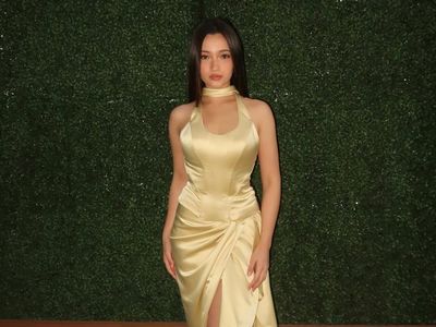 Megan Domani Berkilau Pakai Gaun Berwarna Emas