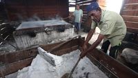 Melihat Pembuatan Garam Tradisional di Aceh