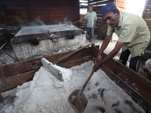 Melihat Pembuatan Garam Tradisional di Aceh Melihat Pembuatan Garam Tradisional di Aceh