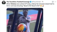 Vinicius kena ledek suporter Barcelona, ingin dikasih bola pantai ketimbang bola emas Ballon dOr. (Foto: X.com/@TouchlineX)