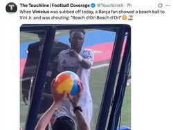 Vinicius kena ledek suporter Barcelona, ingin dikasih bola pantai ketimbang bola emas Ballon dOr. (Foto: X.com/@TouchlineX)