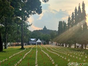 Sore Syahdu di Candi Borobudur Menanti Festival Lampion Waisak Sore Syahdu di Candi Borobudur Menanti Festival Lampion Waisak
