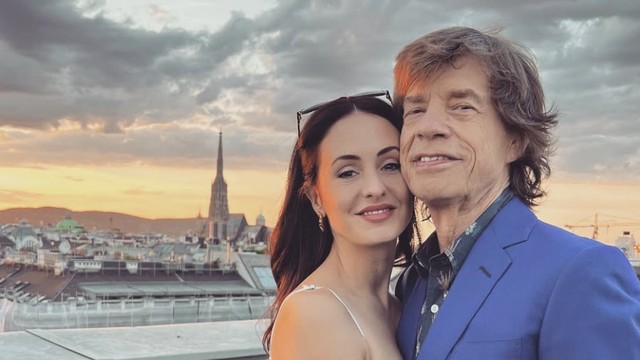 Update Informasi Selebriti InsertLive : Komentar Negatif Soal Jarak Usia Tak Bikin Tunangan Muda Gentar Kasmaran dengan Mick Jagger
