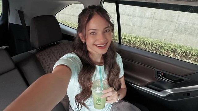 Gosip Terkini Selebriti Insertlive : Ternyata Ini Penyebab Enzy Storia Pakai Bantuan Tongkat dan Kaki Digips