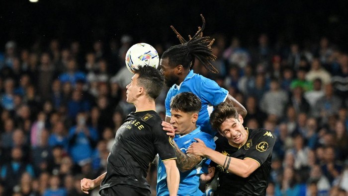 Soccer Football - Serie A - Napoli v Genoa - Stadio Diego Armando Maradona, Naples, Italy - May 11, 2025 Napolis Andre-Frank Zambo Anguissa and Mathias Olivera in action with Genoas Patrizio Masini and Alessandro Zanoli REUTERS/Alberto Lingria