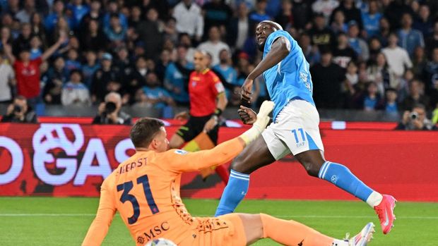 Soccer Football - Serie A - Napoli v Genoa - Stadio Diego Armando Maradona, Naples, Italy - May 11, 2025 Napoli's Romelu Lukaku scores their first goal REUTERS/Alberto Lingria