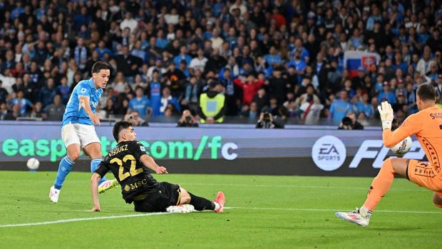 Soccer Football - Serie A - Napoli v Genoa - Stadio Diego Armando Maradona, Naples, Italy - May 11, 2025 Napoli's Giacomo Raspadori scores their second goal REUTERS/Alberto Lingria