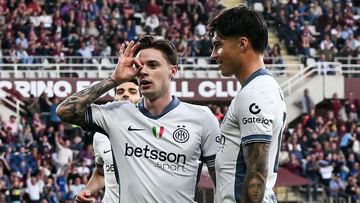 Nicola Zalewski (kiri) merayakan golnya ke gawang Torino. Foto: Getty Images/Image Photo Agency