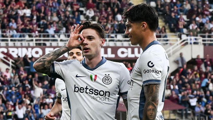 TURIN, ITALY - MAY 11: Nicola Zalewski of FC Internazionale celebrates his goal during the Serie A match between Torino and Inter at Stadio Olimpico di Torino on May 11, 2025 in Turin, Italy. (Photo by Image Photo Agency/Getty Images)
