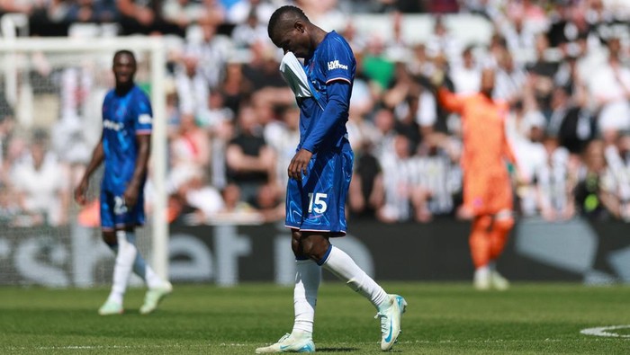 nicolas jackson chelsea newcastle vs chelsea newcastle united vs chelsea liga inggris premier league red card Soccer Football - Premier League - Newcastle United v Chelsea - St James Park, Newcastle, Britain - May 11, 2025 Chelseas Nicolas Jackson walks off the pitch after being shown a red card after a VAR review Action Images via Reuters/Lee Smith EDITORIAL USE ONLY. NO USE WITH UNAUTHORIZED AUDIO, VIDEO, DATA, FIXTURE LISTS, CLUB/LEAGUE LOGOS OR LIVE SERVICES. ONLINE IN-MATCH USE LIMITED TO 120 IMAGES, NO VIDEO EMULATION. NO USE IN BETTING, GAMES OR SINGLE CLUB/LEAGUE/PLAYER PUBLICATIONS. PLEASE CONTACT YOUR ACCOUNT REPRESENTATIVE FOR FURTHER DETAILS..