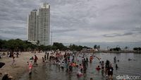 Pantai Ancol Diserbu Pengunjung Saat Libur Waisak