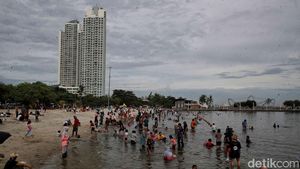 Pantai Ancol Diserbu Pengunjung Saat Libur Waisak