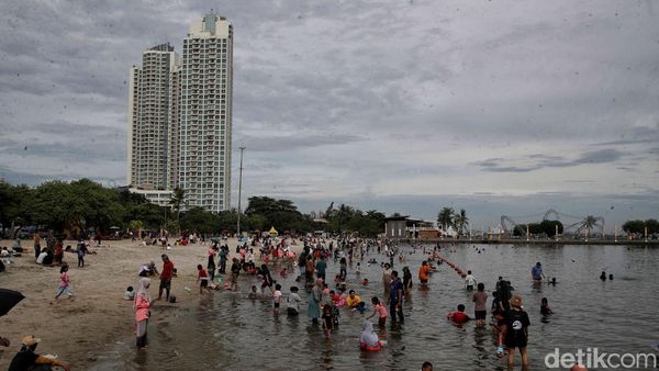 Pantai Ancol Diserbu Pengunjung Saat Libur Waisak