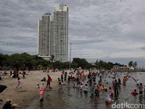 Pantai Ancol Diserbu Pengunjung Saat Libur Waisak Pantai Ancol Diserbu Pengunjung Saat Libur Waisak