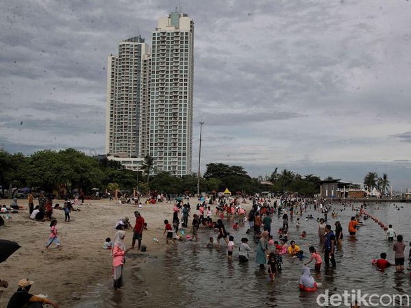 Pantai Ancol Diserbu Pengunjung Saat Libur Waisak