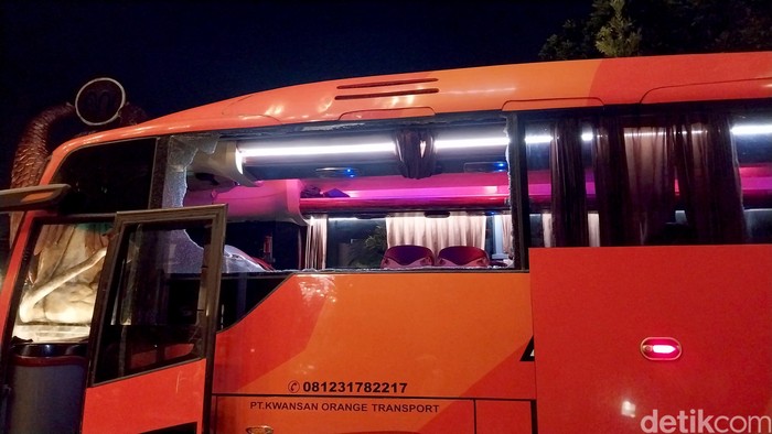 Penampakan Bus Persik Usai Dilempari Suporter di Kanjuruhan