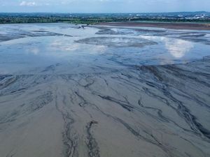 Penampakan dari Udara Pusat Semburan Lumpur Lapindo Penampakan dari Udara Pusat Semburan Lumpur Lapindo