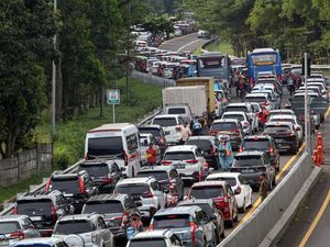 Penampakan Padatnya Lalin Puncak Bogor Saat Libur Waisak Penampakan Padatnya Lalin Puncak Bogor Saat Libur Waisak