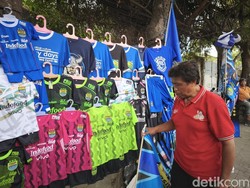 Cuan Manis di Balik Gelar Juara Persib untuk Pedagang Jalanan