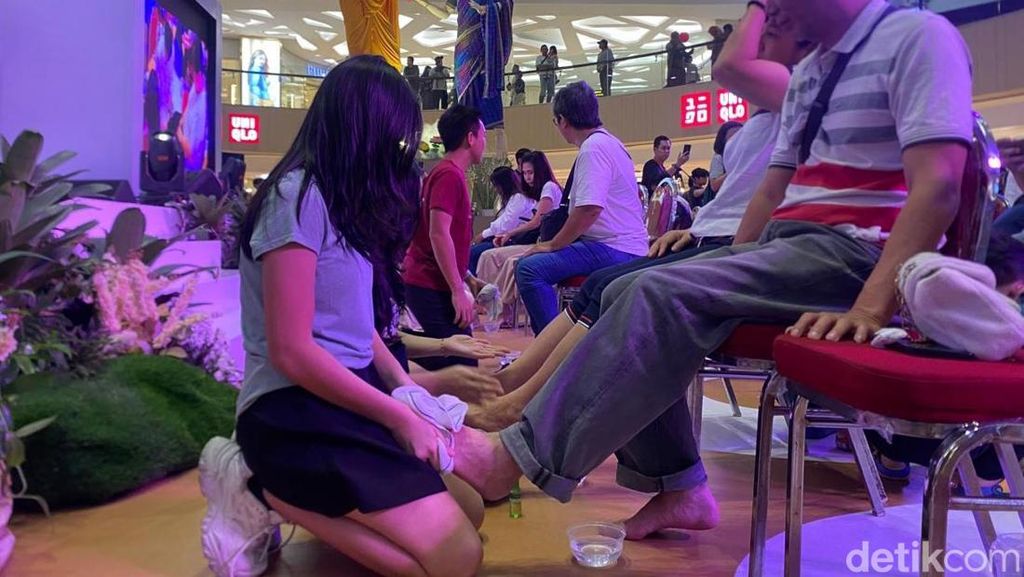 Puluhan Anak Basuh Kaki Orang Tua di Vesak festival Surabaya Puluhan Anak Basuh Kaki Orang Tua di Vesak festival Surabaya