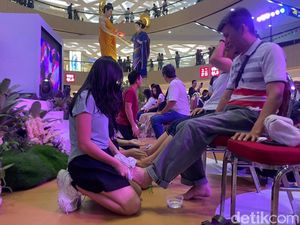 Puluhan Anak Basuh Kaki Orang Tua di Vesak festival Surabaya Puluhan Anak Basuh Kaki Orang Tua di Vesak festival Surabaya