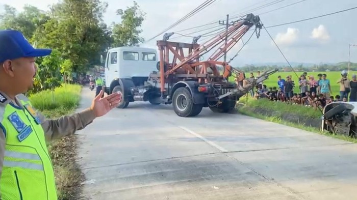 Polisi melaksanakan olah TKP di lokasi kejadian, Senin (12/5/2025). Polisi melaksanakan olah TKP di lokasi kejadian, Senin (12/5/2025). bencana alam
