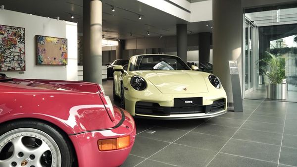 Adem Banget, Lihat Kecantikan Porsche Bareng Lukisan Ansel Keaden Sutan