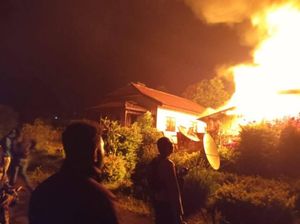 13 Rumah Warga-Dinas Pemda Puncak Jaya Diduga Dibakar OTK, Polisi Selidiki 13 Rumah Warga-Dinas Pemda Puncak Jaya Diduga Dibakar OTK, Polisi Selidiki