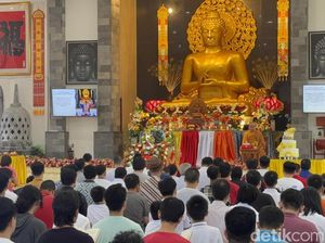 Umat Budha Khidmat Ibadah Waisak di Vihara Surabaya
