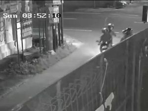 Video: Viral Pemotor Nyaris Dibacok di Bantul, Pelaku Diduga Aksi Klitih Video: Viral Pemotor Nyaris Dibacok di Bantul, Pelaku Diduga Aksi Klitih