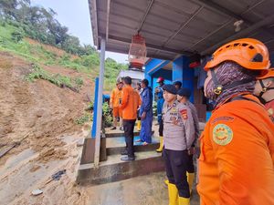 Satu Keluarga di Samarinda Tertimbun Longsor Usai Hujan Lebat