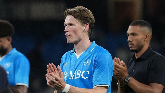 Scott McTominay of SSC Napoli applauds fans at the end of the Serie A match between SSC Napoli and Genoa CFC at Stadio Diego Armando Maradona Naples Italy on 11 May 2025. (Photo by Franco Romano/NurPhoto via Getty Images)