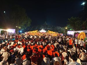 Suasana Pelataran Candi Borobudur Jelang Detik-detik Waisak Suasana Pelataran Candi Borobudur Jelang Detik-detik Waisak