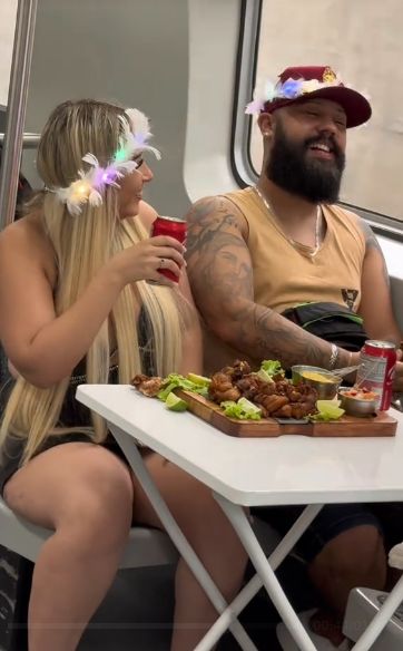 kontek unik TikToker ajak makan orang tak dikenal di transportasi umum