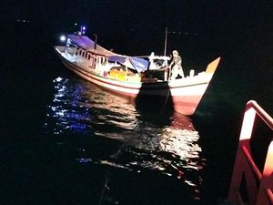 Kapal Wisatawan di Bangka Mati Mesin, 35 Orang Berhasil Dievakuasi Kapal Wisatawan di Bangka Mati Mesin, 35 Orang Berhasil Dievakuasi