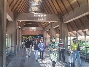 Turis Domestik Manfaatkan Libur Waisak untuk Berwisata ke Bali Turis Domestik Manfaatkan Libur Waisak untuk Berwisata ke Bali