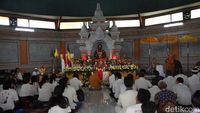 Umat Buddha Lakukan Puja Bakti Waisak di Wihara Arya Dwipa Arama